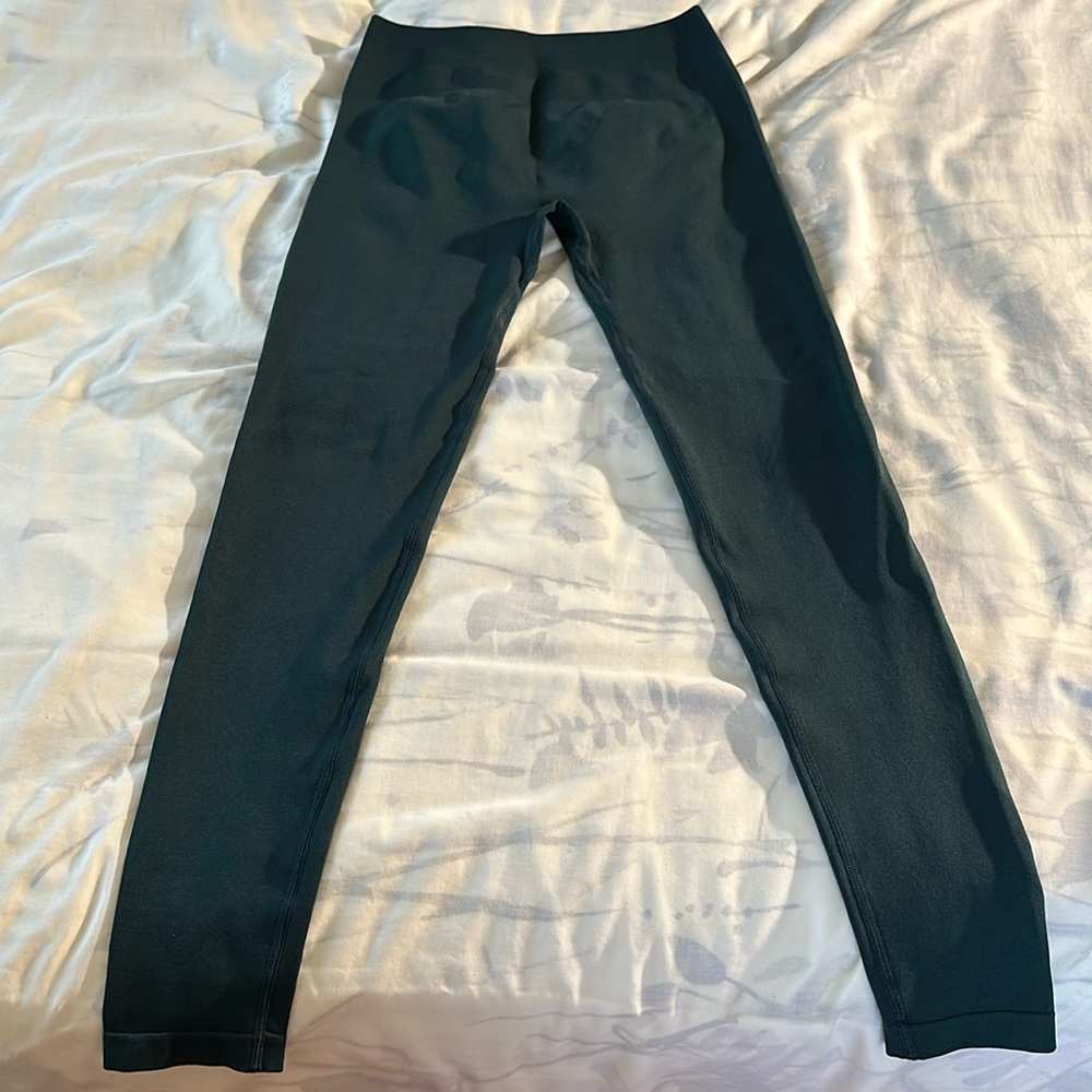 Aurola seamless scrunch leggings in color Ponderosa Green. Size Medium.